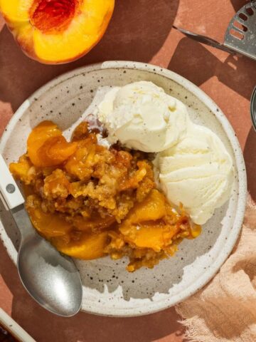 Featured image for peach crumble.