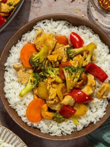 Featured image for chicken cashew stir fry.