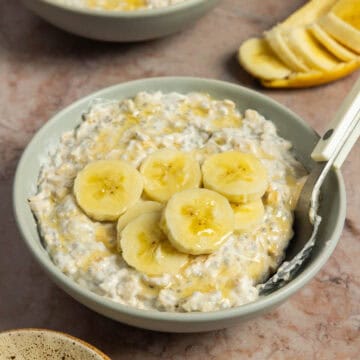 A bowl of banana cream pie overnight oats.