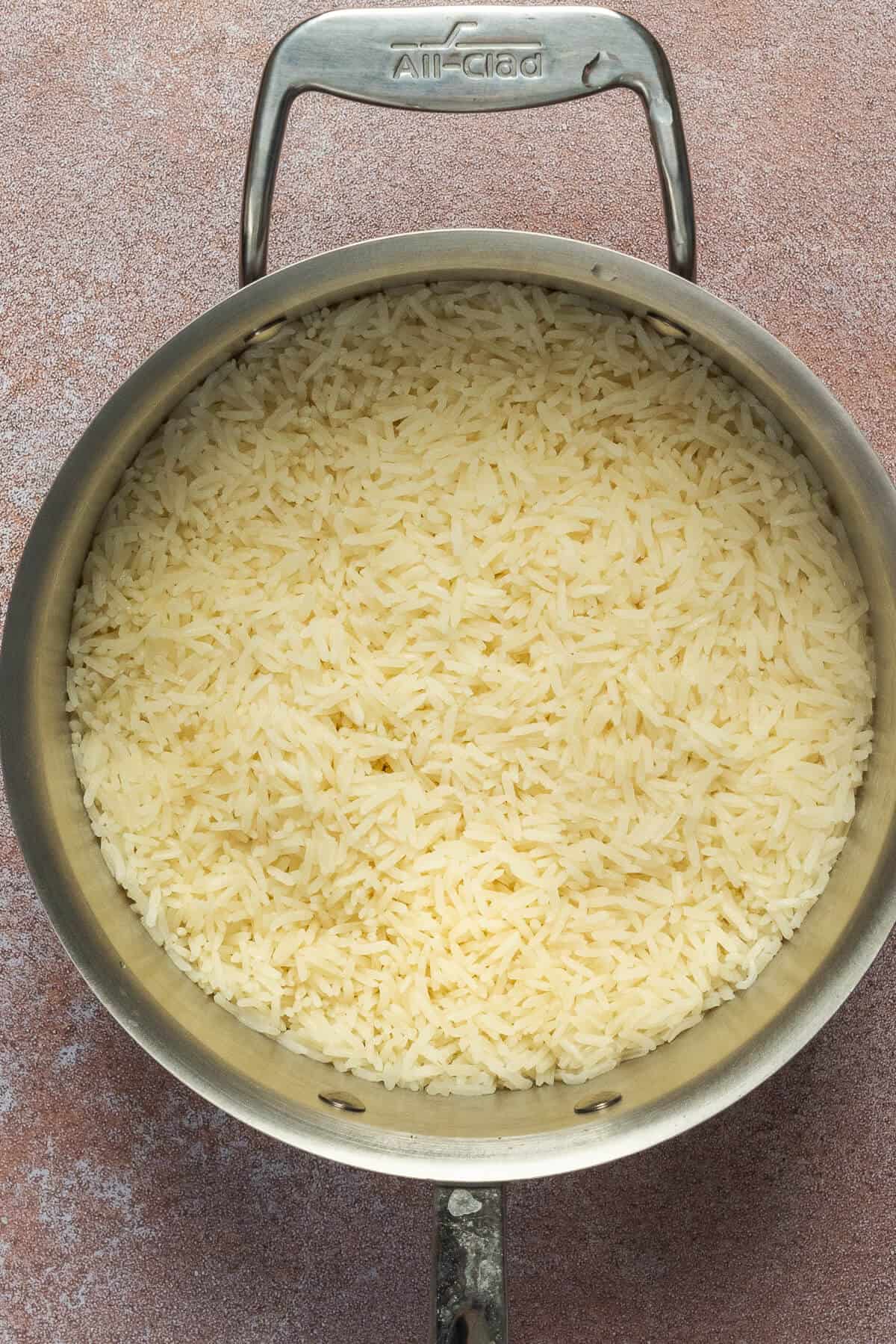 A saucepan with cooked jasmine rice.
